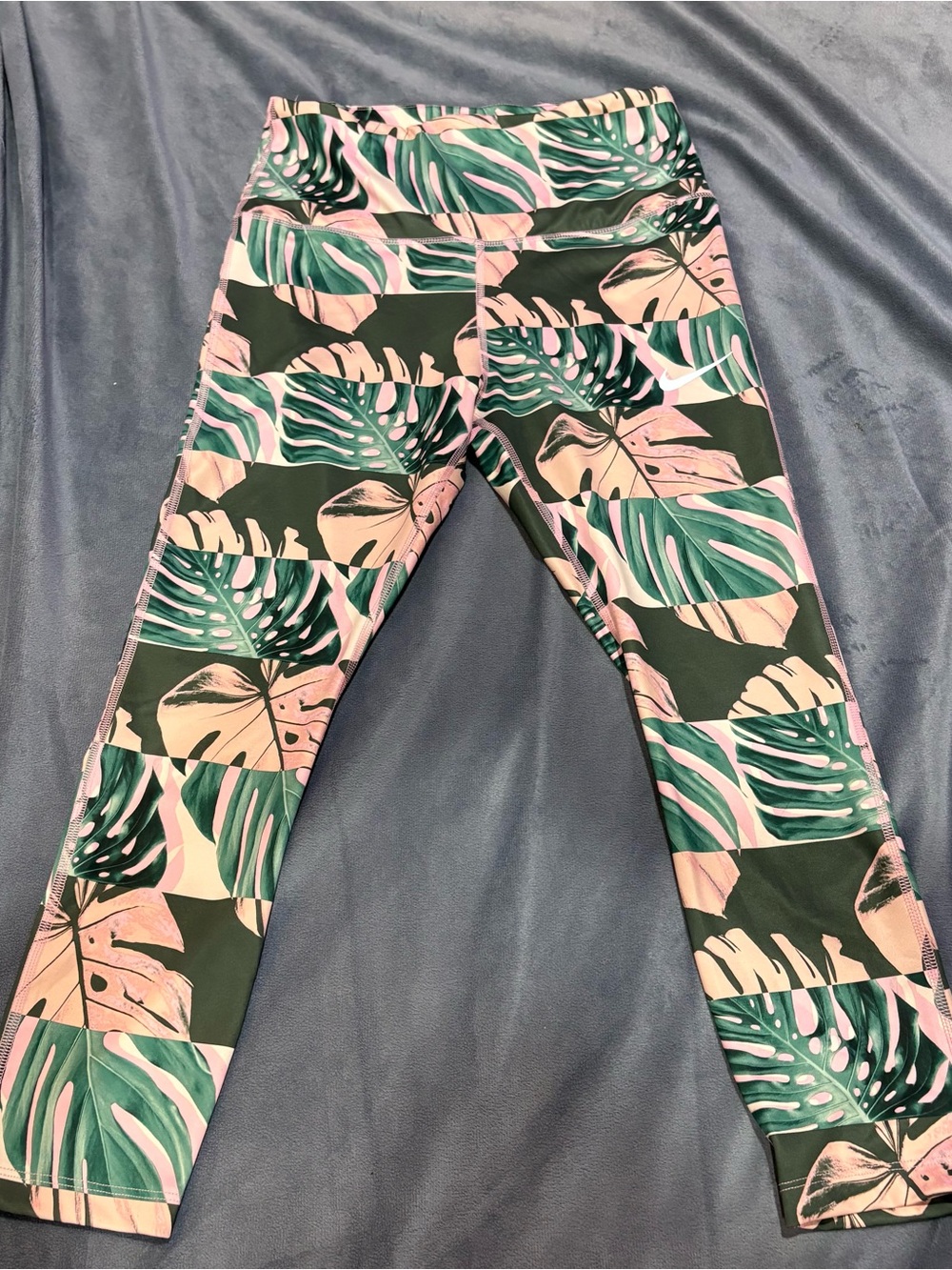 Women’s Dri-FIT cropped leggings. Pink green botanical print